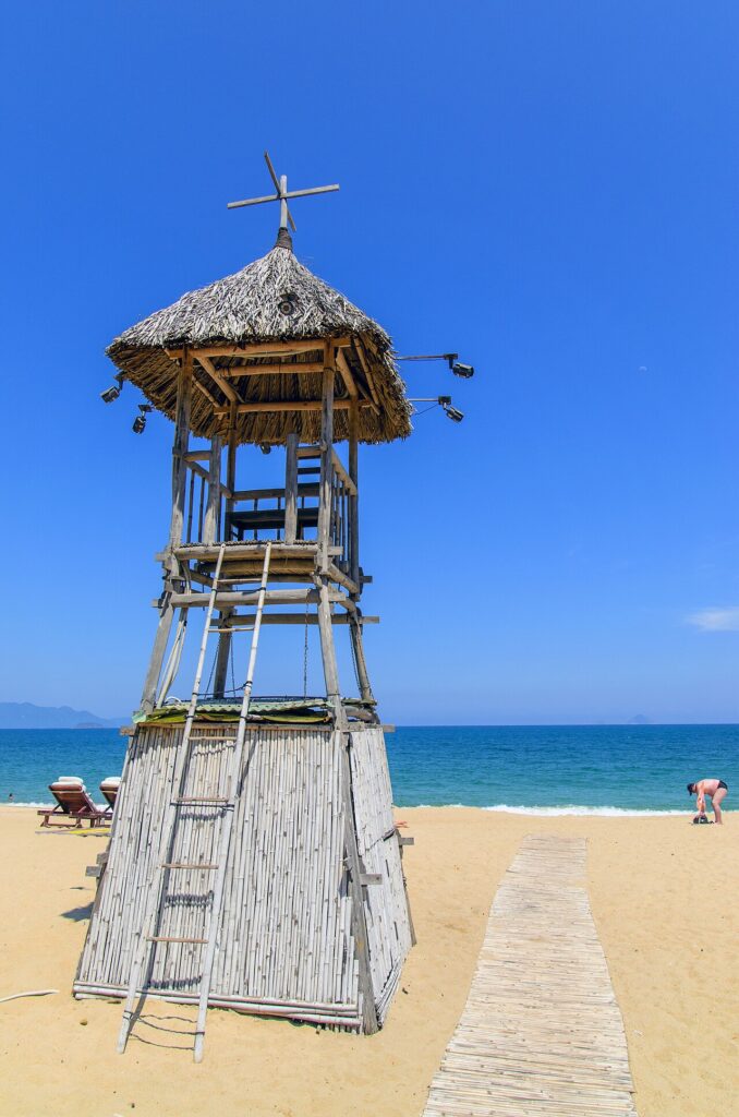 Chòi gác bằng tre trên bãi biển Nha Trang ngày nắng đẹp