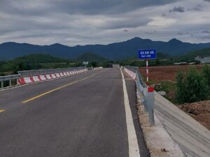Đường qua cầu Suối Dầu hướng về dãy núi xanh thẫm, cửa ngõ lên Hòn Bà Nha Trang