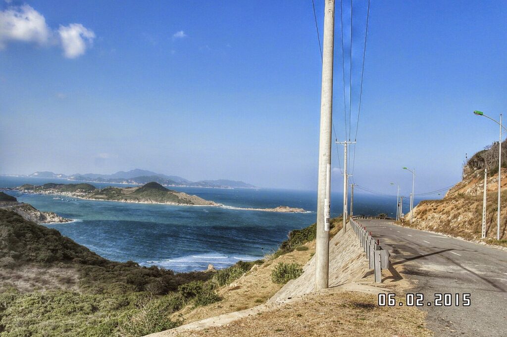 Những hòn đảo nhỏ ngoài khơi vùng biển Cam Ranh nhìn từ cung đường ven biển