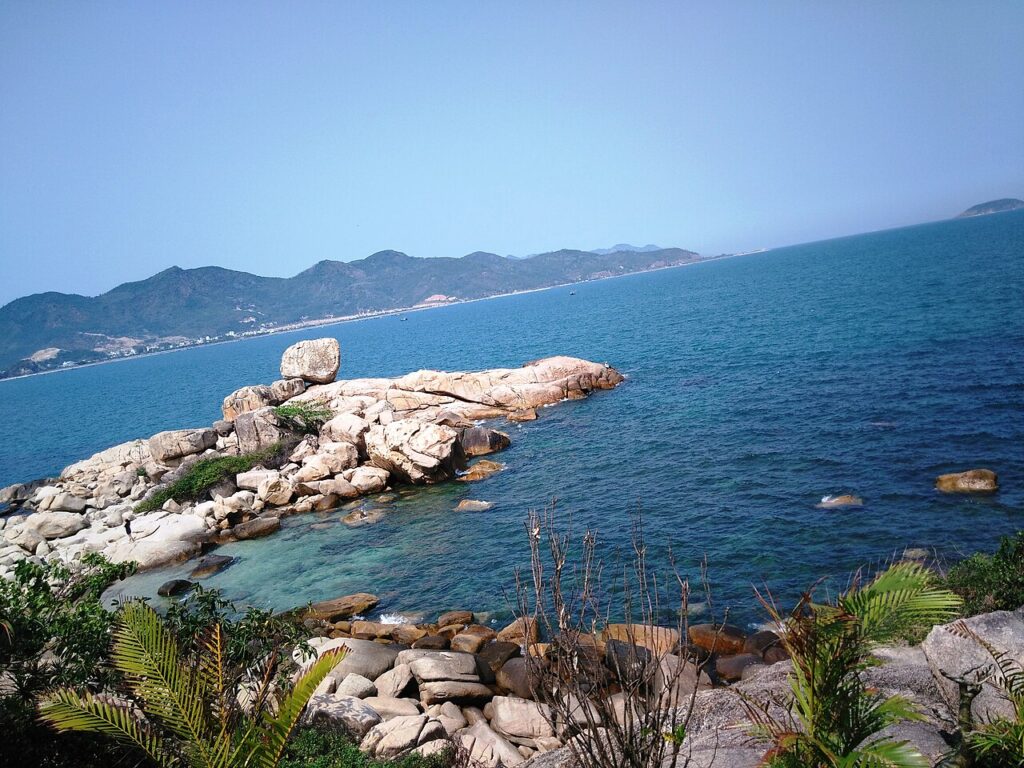 Bãi đá Hòn Chồng và làn nước xanh ngọc, điểm đến quen thuộc khi du lịch Nha Trang