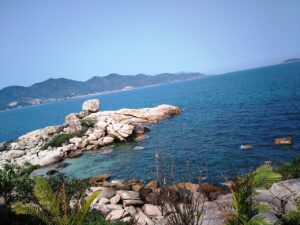 Bãi đá Hòn Chồng và làn nước xanh ngọc, điểm đến quen thuộc khi du lịch Nha Trang