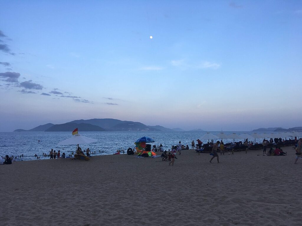 Bãi biển dọc đường Trần Phú lúc chiều tối, trăng lên trên vịnh Nha Trang