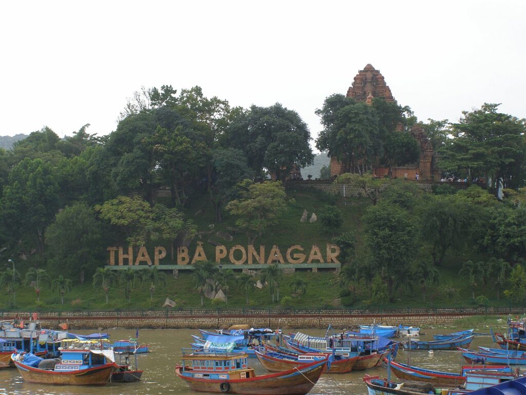 Tháp Bà Ponagar trên đồi nhìn từ sông Cái, thuyền neo phía dưới