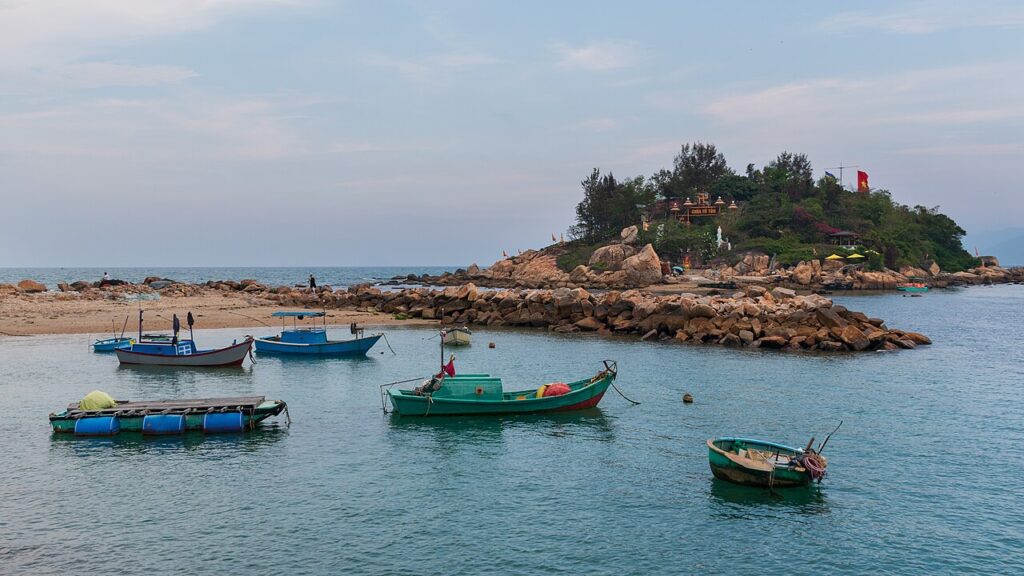 Thuyền đánh cá neo gần Hòn Đỏ trên vịnh Nha Trang