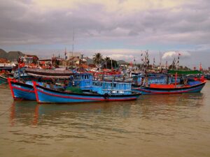 Làng chài Nha Trang với những chiếc ghe sơn xanh đỏ neo sát nhau trước xóm biển