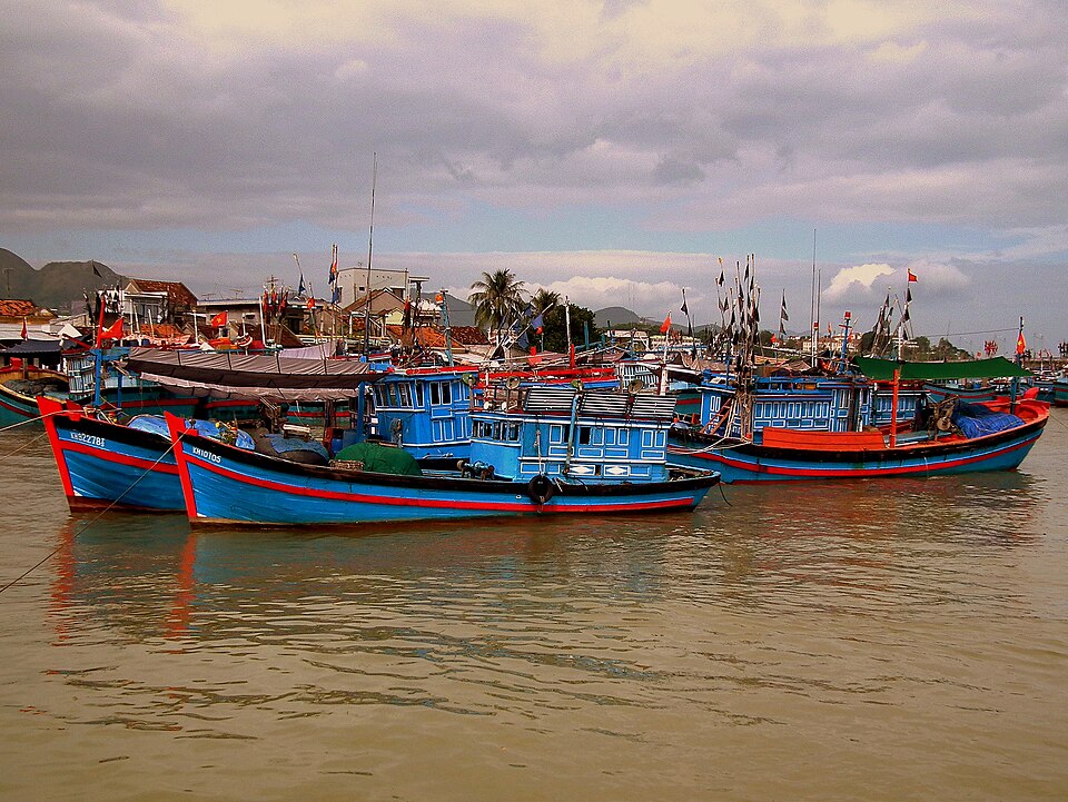 Làng chài Nha Trang với những chiếc ghe sơn xanh đỏ neo sát nhau trước xóm biển
