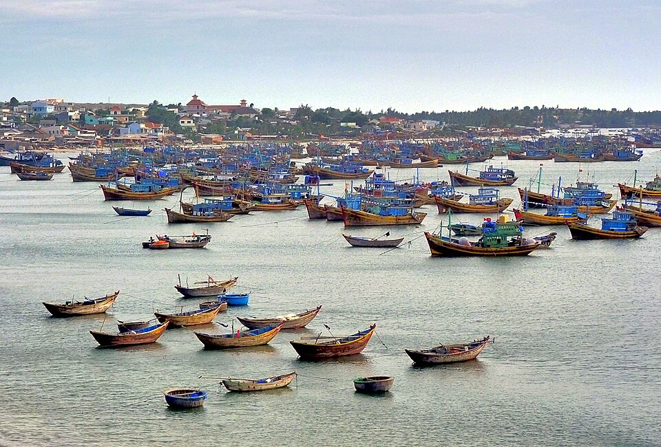 Hàng trăm ghe thuyền neo đậu trước một làng chài ven biển miền Trung