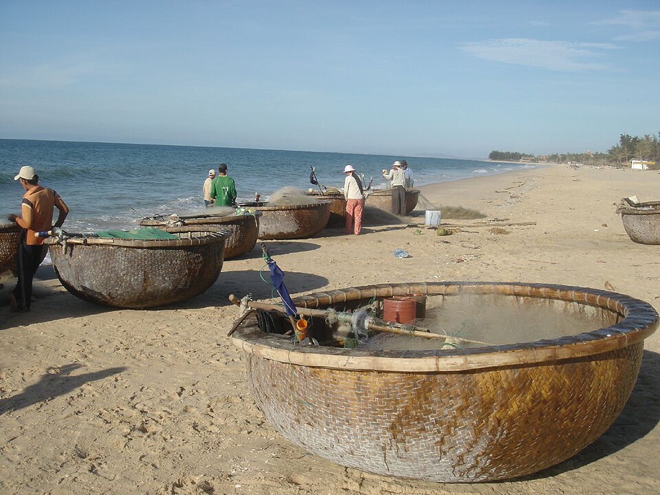 Thuyền thúng và lưới đánh cá trên bãi cát, cảnh quen thuộc ở làng chài Dốc Lết