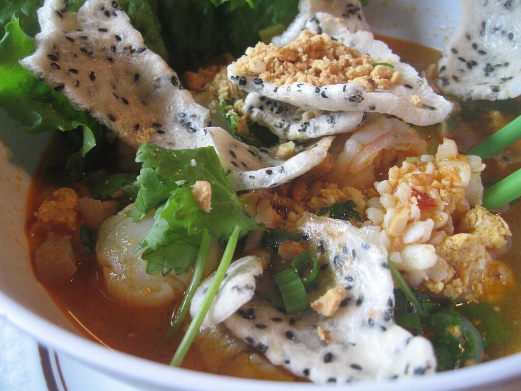 Mì Quảng Đà Nẵng ăn kèm bánh tráng mè nướng giòn và đậu phộng