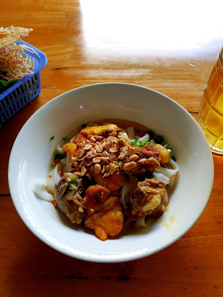 Tô mì Quảng gà rắc đậu phộng rang