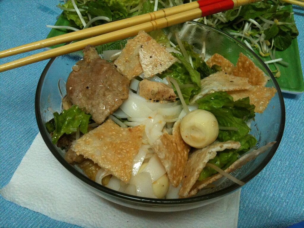 Tô mì Quảng thập cẩm với thịt, trứng cút và bánh tráng