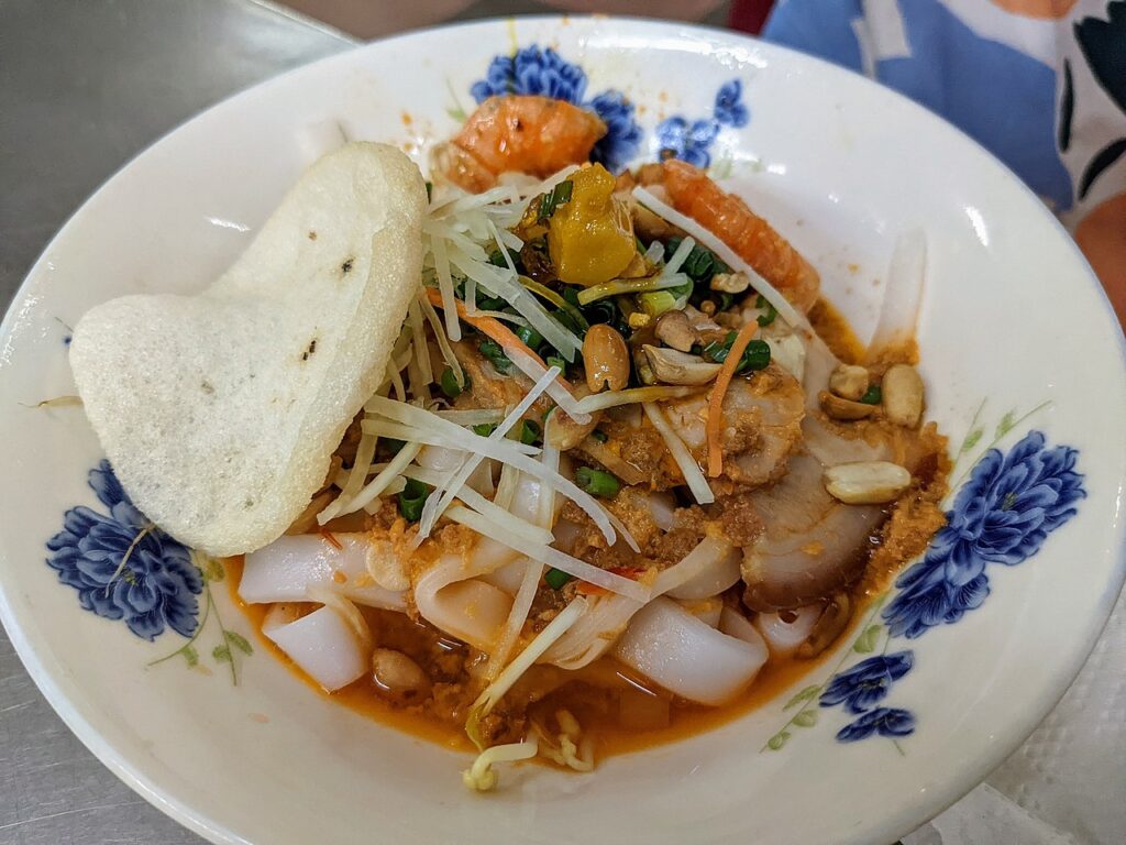 Mì Quảng ăn kèm bánh tráng giòn, rau sống và đậu phộng
