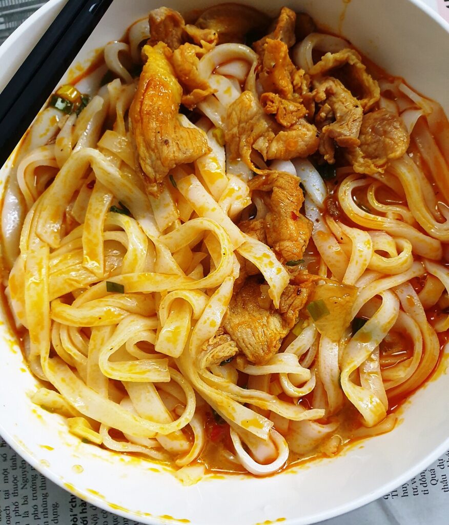 Tô mì Quảng nhiều nước, sợi bản to với thịt xào nghệ