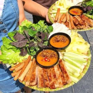 Mẹt nem nướng cuốn rau sống, bánh tráng và nước chấm – món ngon Nha Trang nổi tiếng