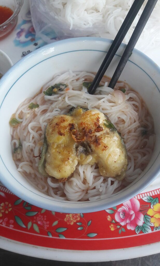 Tô bún cá với miếng cá chiên vàng ruộm, món ăn sáng quen thuộc ở miền Trung