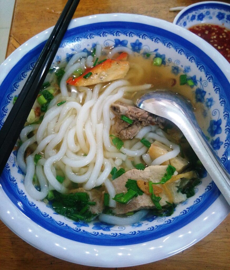 Tô bánh canh với sợi bánh dày, chả cá và hành lá