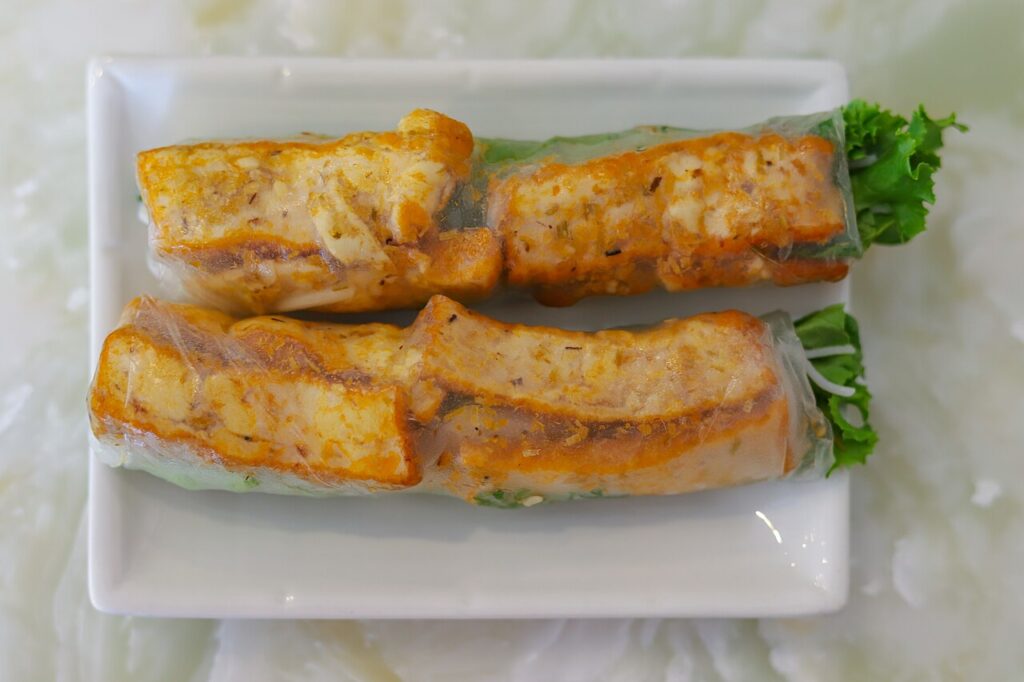 Gỏi cuốn chay cuộn đậu hũ chiên vàng và rau xanh ở quán chay Nha Trang