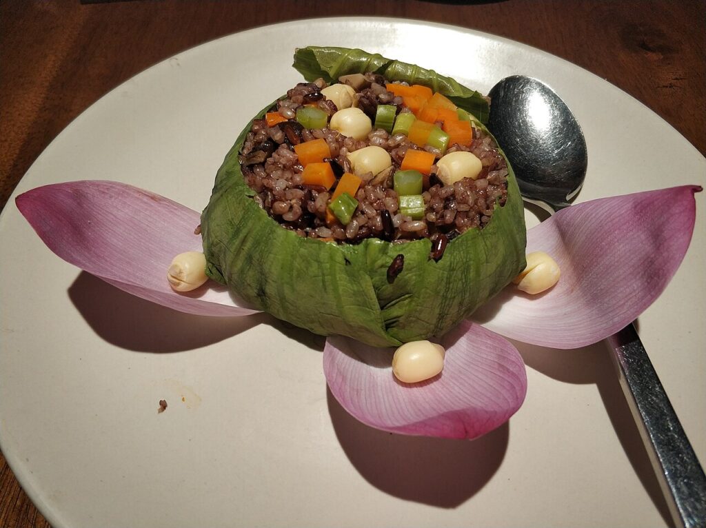 Cơm hạt sen gói lá sen bày cùng cánh hoa sen