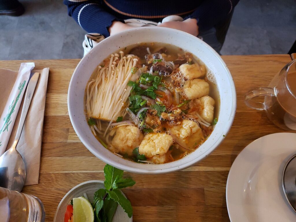 Tô bún chay với đậu hũ, nấm kim châm và rau thơm