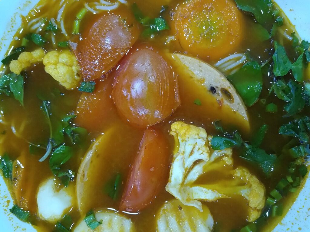 Tô bún riêu chay với cà chua, súp lơ và rau thơm – món sáng tại quán chay ngon Nha Trang