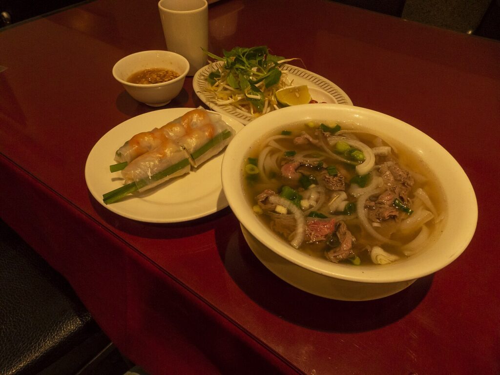 Bữa ăn món Việt tại nhà hàng ngon Nha Trang với phở và gỏi cuốn