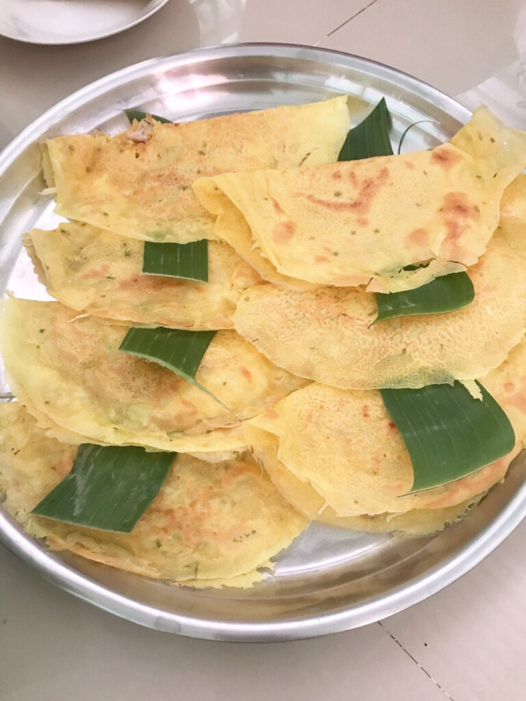 Đĩa bánh xèo vàng giòn món Việt dân dã