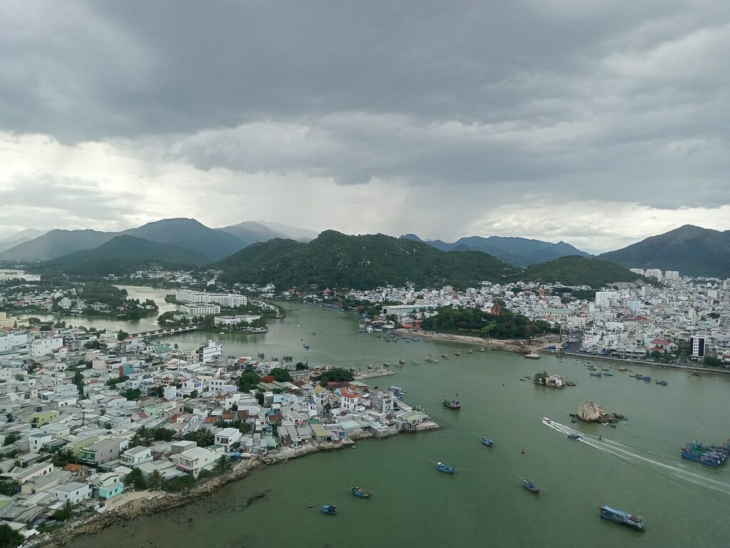 Toàn cảnh sông Cái và thành phố Nha Trang nhìn từ trên cao