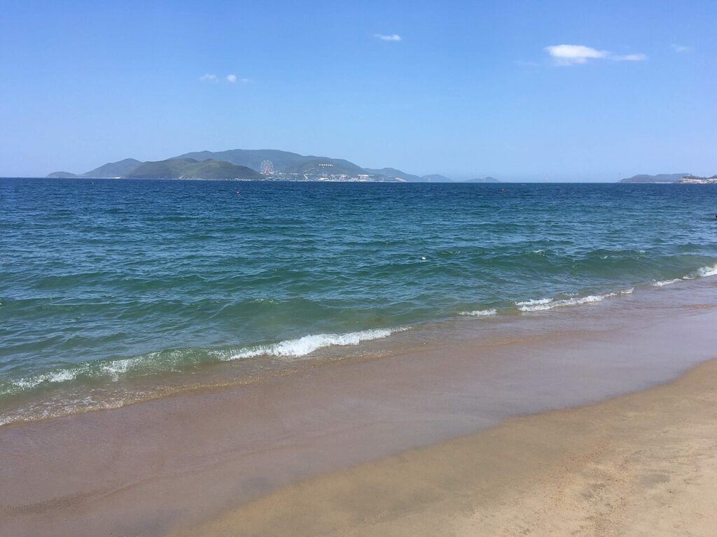 Bãi biển Nha Trang nắng đẹp, nơi du khách hay ghé mua nụ trầm hương làm quà