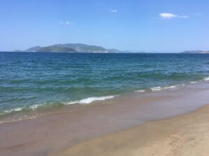 Bãi biển Nha Trang nắng đẹp, nơi du khách hay ghé mua nụ trầm hương làm quà
