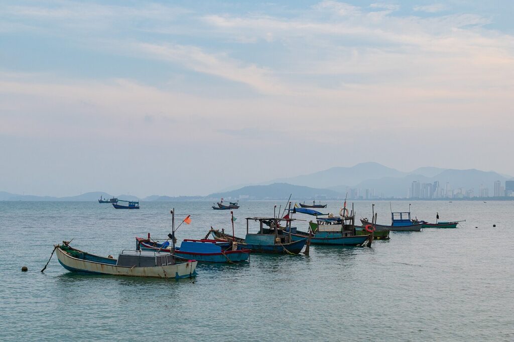 Thuyền đánh cá neo trên vịnh Nha Trang, xứ biển nổi tiếng với nước mắm nhĩ