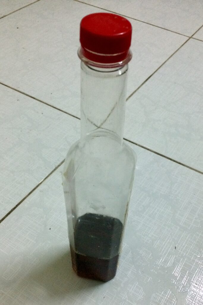 Chai nhựa nắp vặn đựng nước mắm nhĩ để mang đi xa