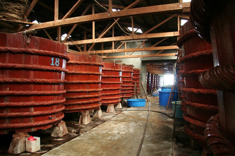Dãy thùng ủ nước mắm trong một nhà thùng truyền thống