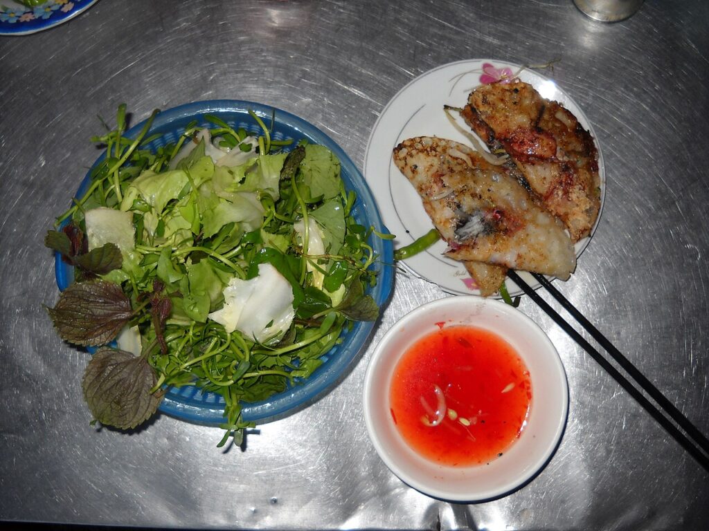 Bánh xèo nhân mực Nha Trang ăn kèm rau sống và chén nước chấm
