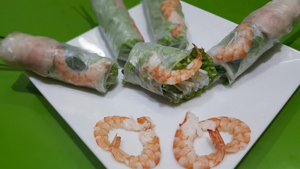 Gỏi cuốn tôm bày trên đĩa trắng