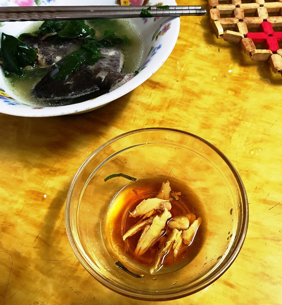 Chén nước mắm gừng ăn kèm cá nấu canh