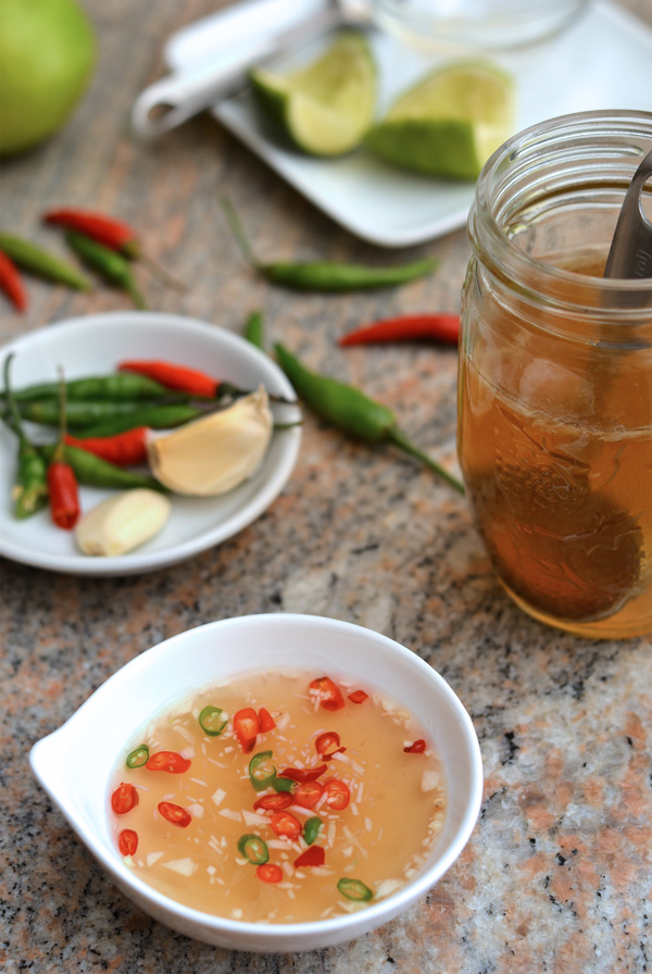 Nước mắm nhĩ pha tỏi ớt chanh trong chén nhỏ