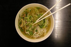 Tô phở ngon Nha Trang với nước dùng trong, sợi phở trắng và hành lá