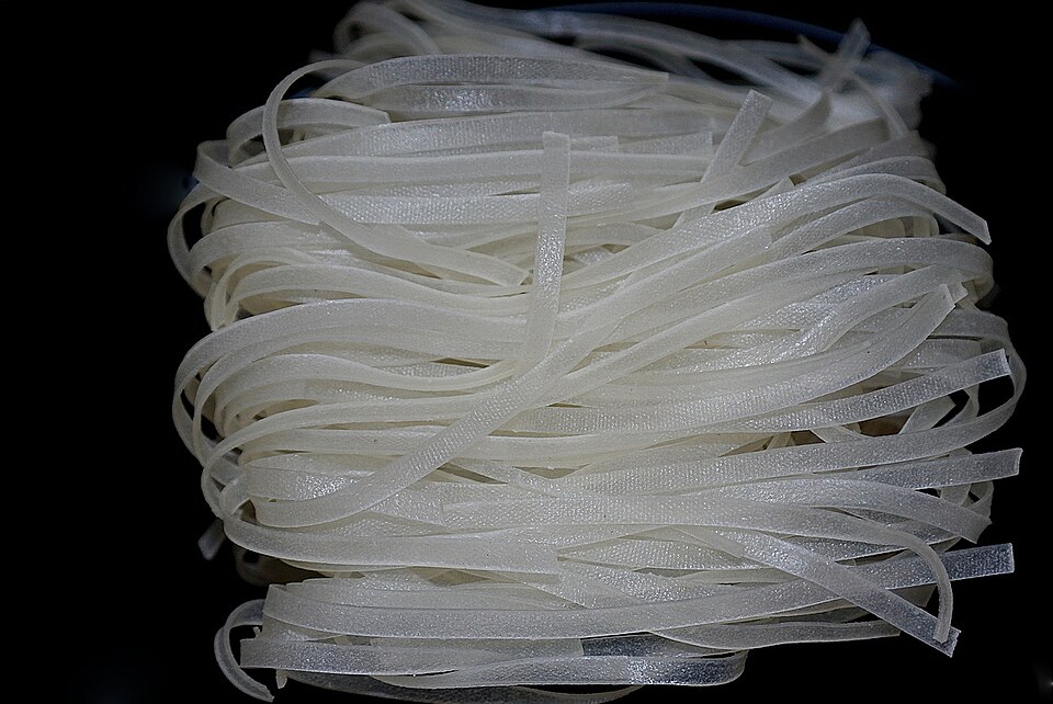 Bánh phở gạo sợi dẹt trắng trong trước khi trụng