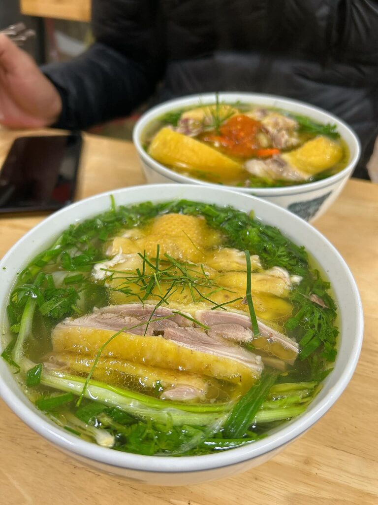 Phở gà Nha Trang với thịt gà da vàng, rau thơm và hành lá