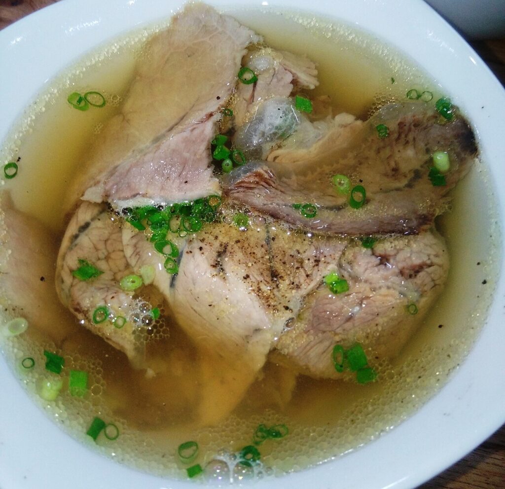 Tô nước dùng với thịt bò nạm ăn kèm phở khô hai tô