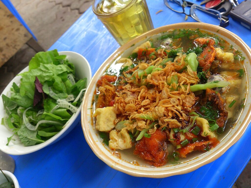 Tô bún cá nóng hổi bên đĩa rau sống, món sáng quen thuộc ở các quán ăn ngon Nha Trang