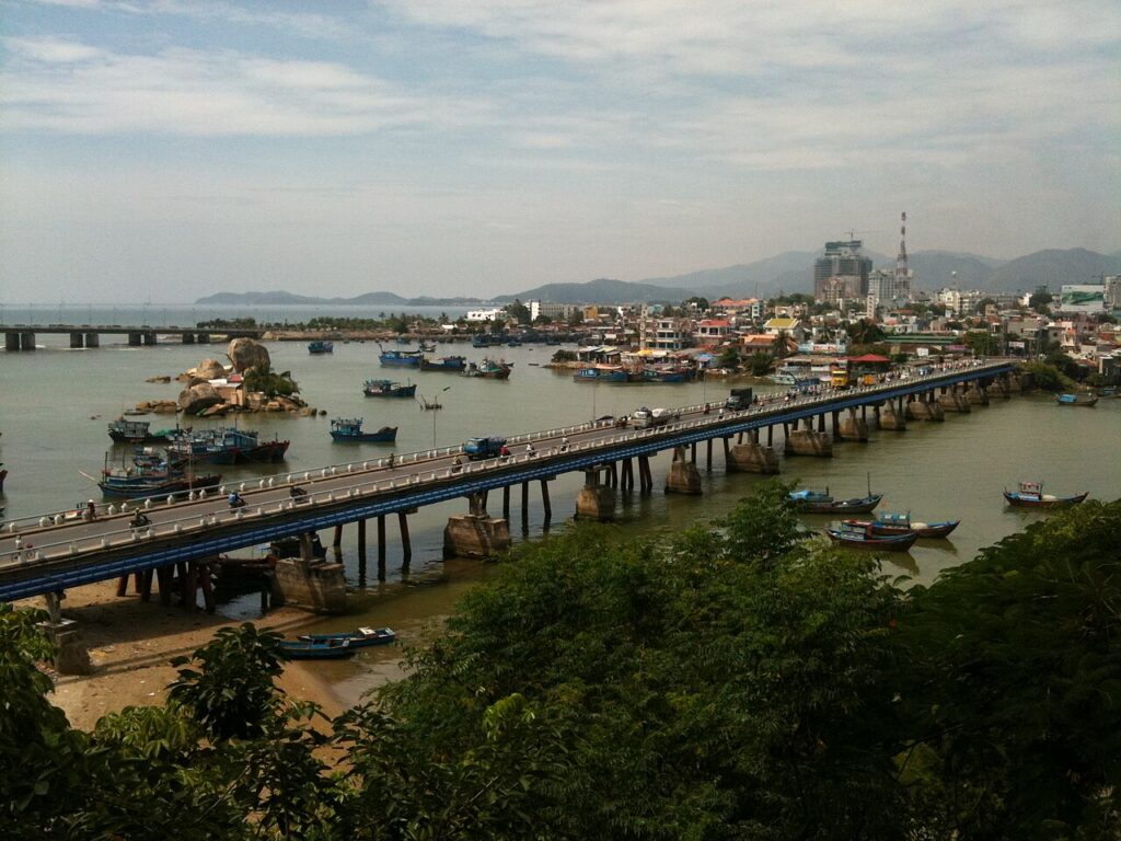 Toàn cảnh cầu và dòng sông nhìn từ khu Tháp Bà Nha Trang