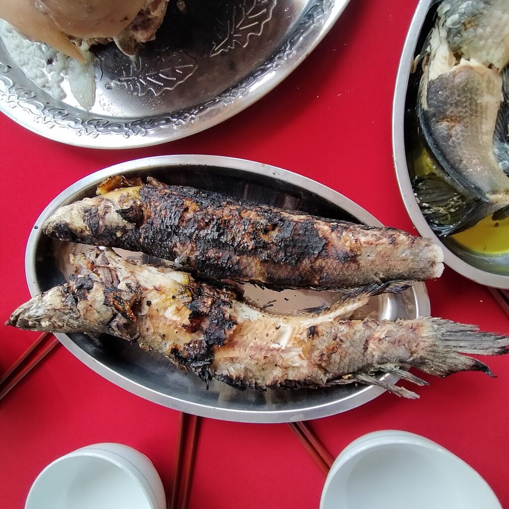 Cá nướng than cháy xém thơm phức trên đĩa