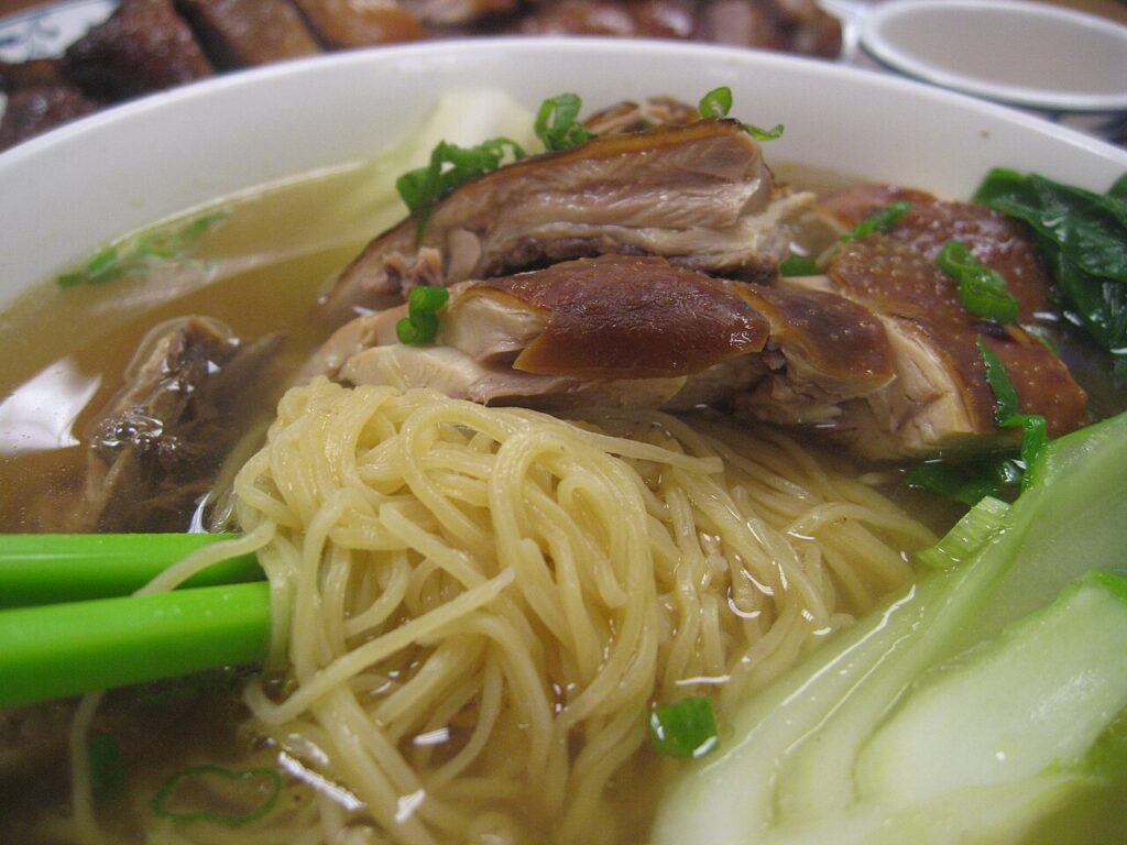 Tô mì vịt tiềm với thịt vịt da vàng giòn, món ăn đêm Nha Trang