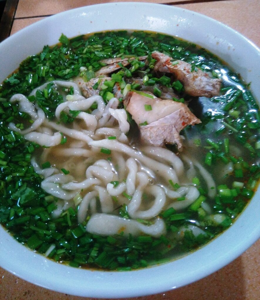 Tô bánh canh sợi to phủ hành lá xanh, món ăn khuya Nha Trang