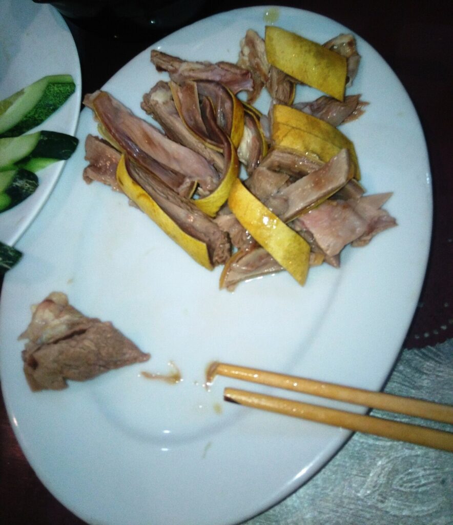 Đĩa thịt dê hấp còn nguyên lớp da vàng ở quán dê Nha Trang