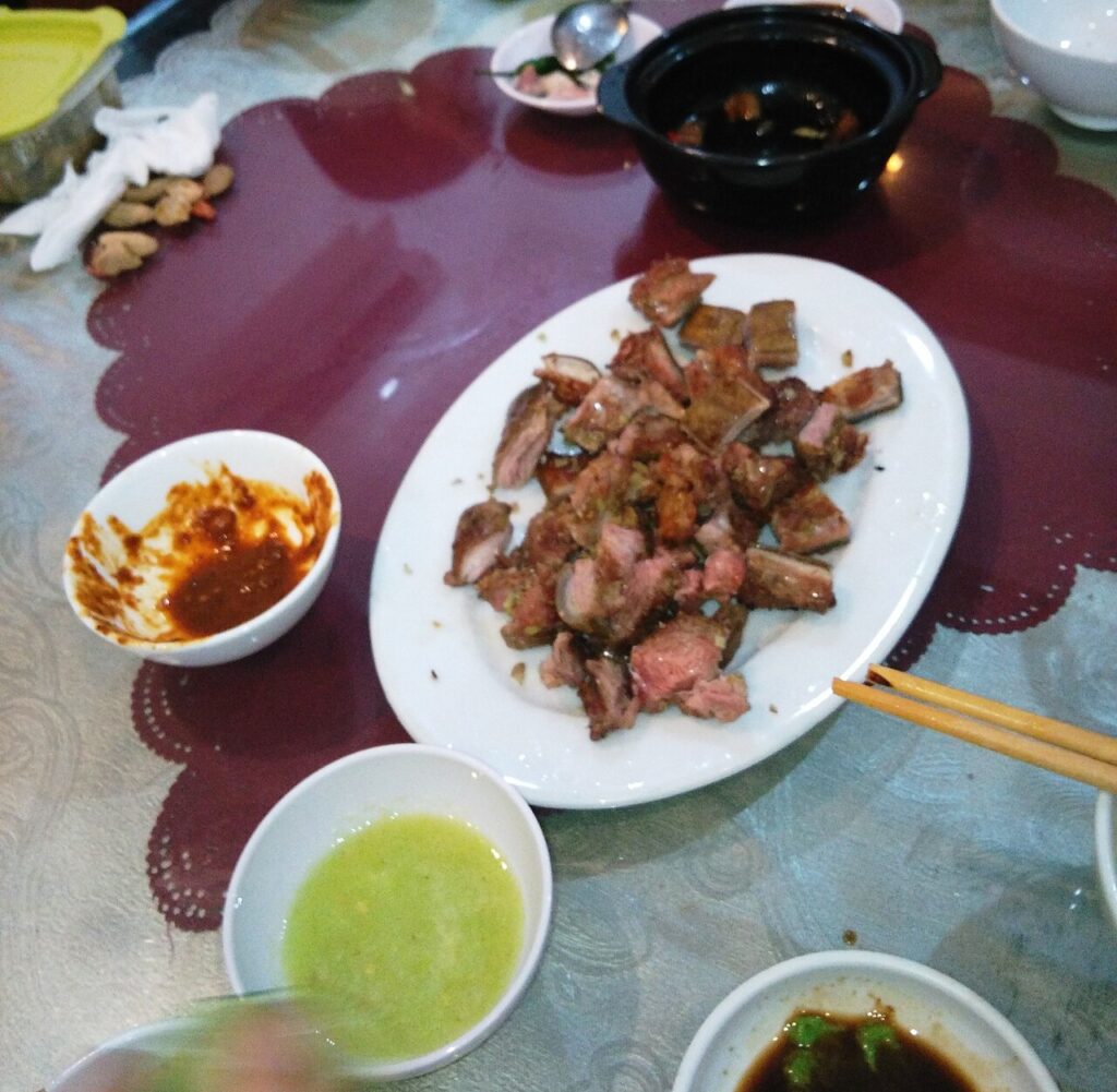 Đĩa dê nướng bày cùng chén chấm, món nhậu quen thuộc ở quán dê Nha Trang