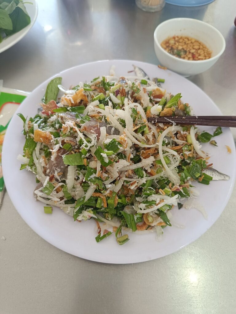 Đĩa gỏi cá trộn rau thơm và đậu phộng, món nhắm quen thuộc ở quán nhậu bình dân Nha Trang