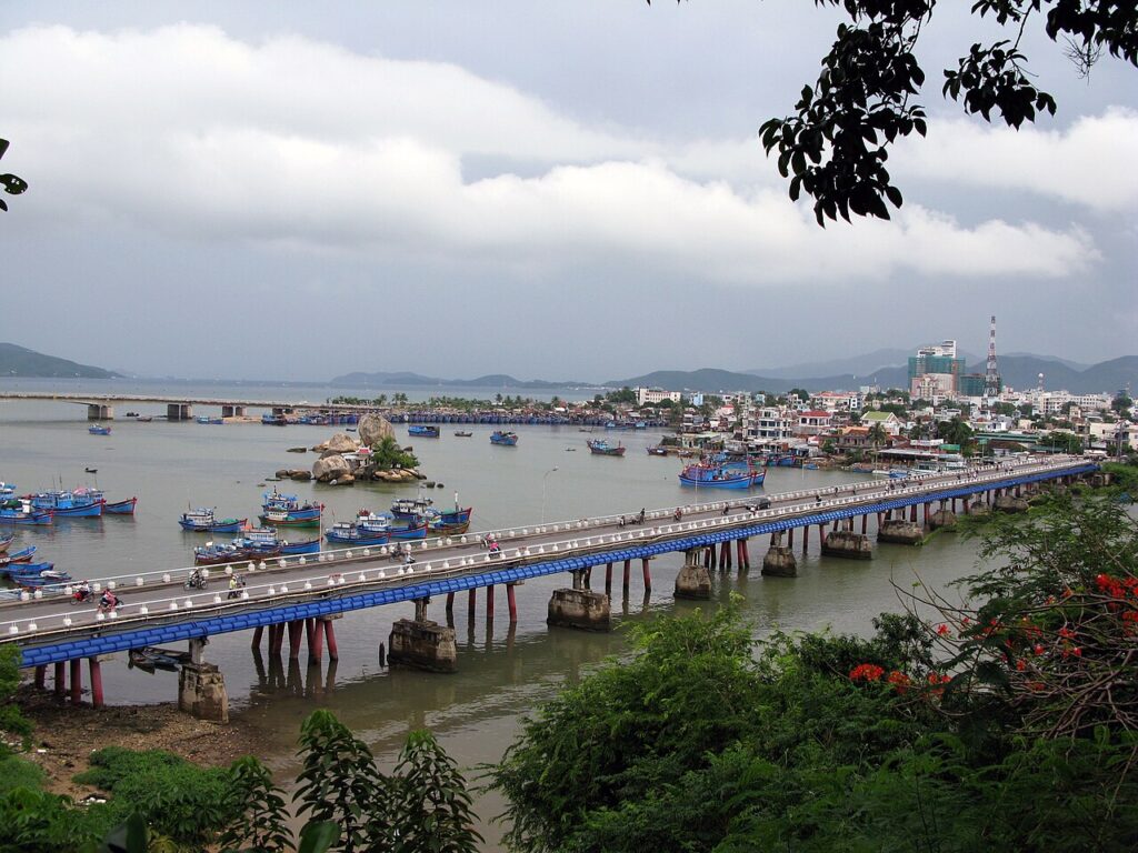Cửa sông Cái với thuyền neo đậu và cầu Trần Phú phía xa, khu có nhiều quán nhậu view đẹp Nha Trang