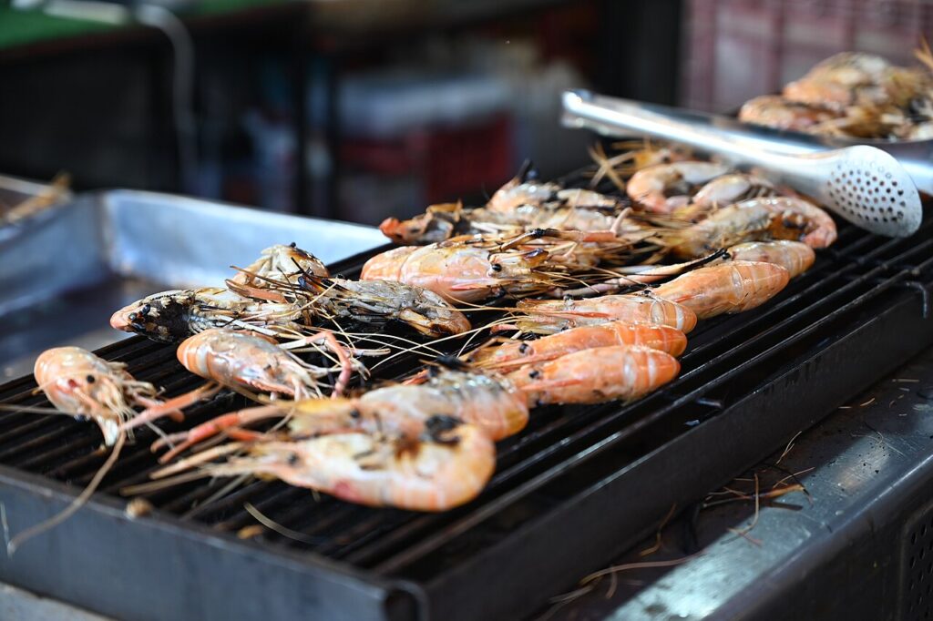 Tôm nướng vàng ruộm trên vỉ, món nên thử khi ăn buffet nướng Nha Trang